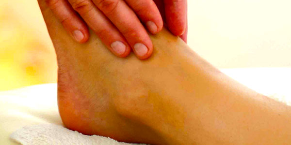 ußreflexzonentherapie bei Kopfschmerzen, Großzehen, Außenbänder stehen für das Becken
